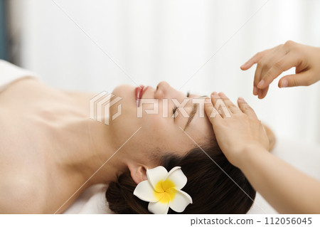 接受美容師按摩的婦女 112056045