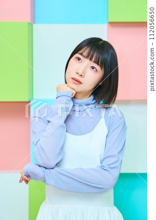 一名年輕女子提出疑問 一名年輕女子提出疑問 112056650
