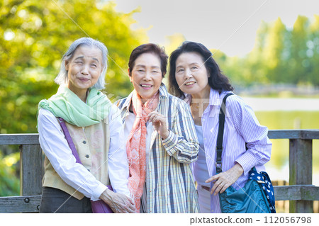 Senior woman enjoying travel 112056798