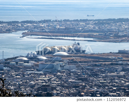 Distant view of LPG/LNG tanker ship calling at Shimizu Port in Shizuoka Prefecture Distant view of LPG/LNG tanker ship calling at Shimizu Port in Shizuoka Prefecture 112056972