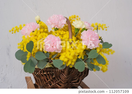 Spring flower basket 112057109