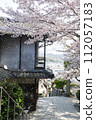 Cherry blossom tunnel in full bloom and old buildings 112057183