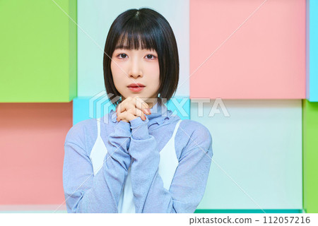 色彩繽紛的背景與年輕女子祈禱姿勢 112057216