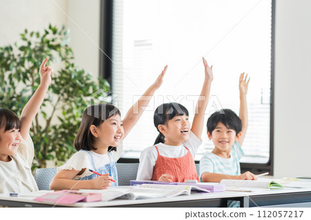 小學男生和女生在補習班學習。 112057217