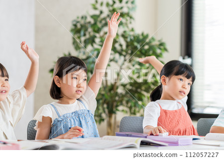 小學男生和女生在補習班學習。 小學男生和女生在補習班學習。 112057227