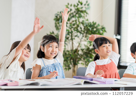 Elementary school boys and girls studying at a cram school. 112057229