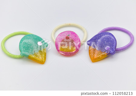 用塑膠板和樹脂手工製作的糖果髮帶 用塑膠板和樹脂手工製作的糖果髮帶 112058213