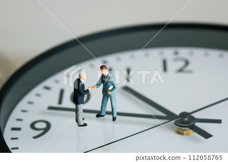 商人娃娃在時鐘上談判 商人娃娃在時鐘上談判 112058765