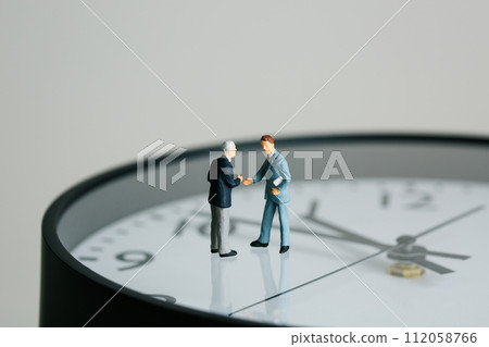 商人娃娃在時鐘上談判 商人娃娃在時鐘上談判 112058766