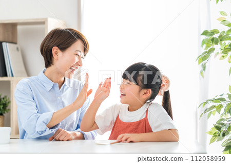 家長和孩子擊掌。 112058959