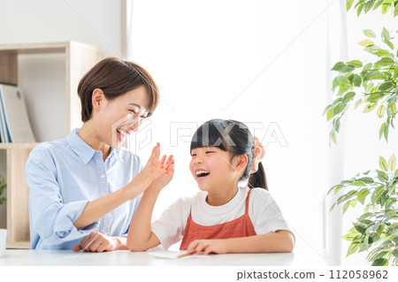 家長和孩子擊掌。 112058962