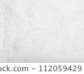 有裂縫的白色牆壁 112059429