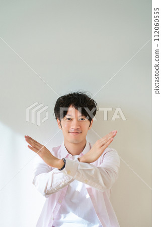 一名年輕男子打出 NG 標誌 112060555