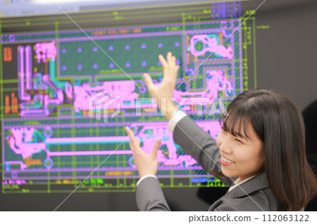 Business woman explaining CAD drawings with both hands_1 112063122