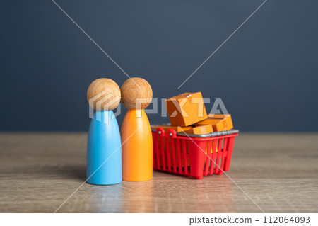 Buyers and shopping basket, figurines. Buyer preferences. Market basket research. Gain insight into the hearts and minds of consumers. Products and marketing strategies 112064093