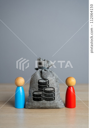 Opposing people near a money bag. Resolution of the dispute through the court. Dispute resolution. Mediation of conflicting parties. Search for a compromise. Opposing people near a money bag. Resolution of the dispute through the court. Dispute resolution. Mediation of conflicting parties. Search for a compromise. 112064150