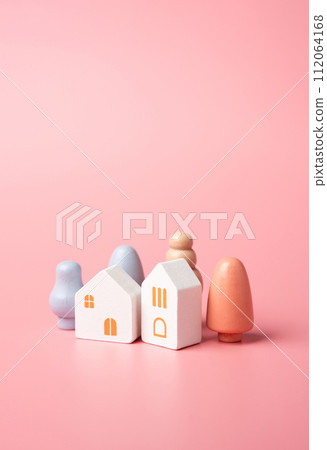 Figures of houses and trees on a pink background. Buy or rent a home. Mortgage and loan. Affordable housing. Buying a nice house. 112064168