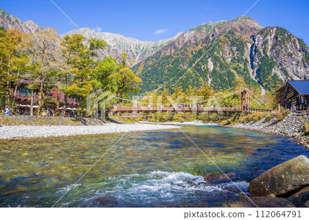 紅葉季節的上高地【河童橋周圍的絕景】 紅葉季節的上高地【河童橋周圍的絕景】 112064791