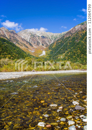 紅葉季節的上高地【穗高山脈和梓川】 紅葉季節的上高地【穗高山脈和梓川】 112064799