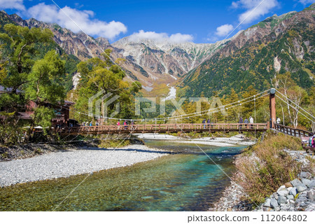 紅葉季節的上高地【河童橋、穗高連峰】 紅葉季節的上高地【河童橋、穗高連峰】 112064802