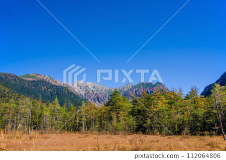 Kamikochi during the autumn leaves season [Hodaka mountain range seen from Tashiro wetland] 112064806