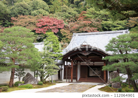 京都南禪寺永觀道哲學之道的秋葉 京都南禪寺永觀道哲學之道的秋葉 112064901