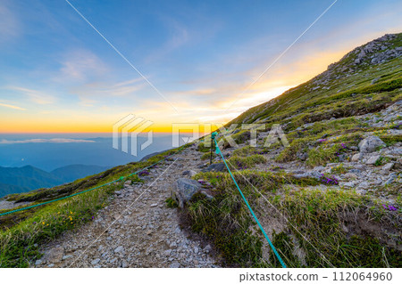 [Sunset material] Spectacular sunset view from Mt. Kisokomagatake [Nagano Prefecture] 112064960