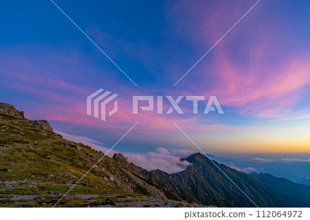 [夕陽素材] 從木曾駒岳眺望的絕美夕陽景色【長野縣】 112064972