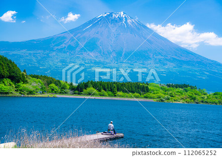 [Early summer material] Mt. Fuji seen from Lake Tanuki [Shizuoka Prefecture] 112065252