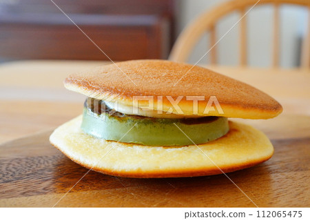 茶點時吃的抹茶布丁銅鑼燒。 茶點時吃的抹茶布丁銅鑼燒。 112065475