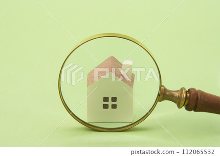 房子圖像放大鏡和房子模型 112065532