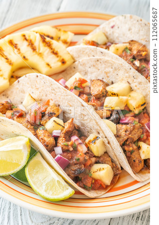 Tacos al pastor 112065687