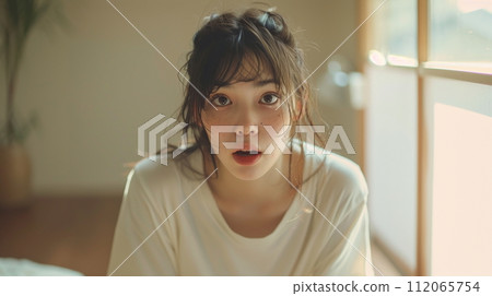 凝視著一個年輕女子 112065754