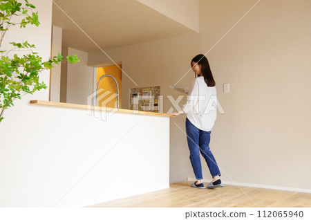 一位女士正在看樣板間 一位女士正在看樣板間 112065940
