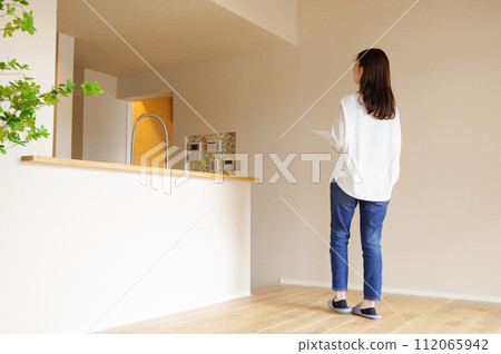 一位女士正在看樣板間 一位女士正在看樣板間 112065942