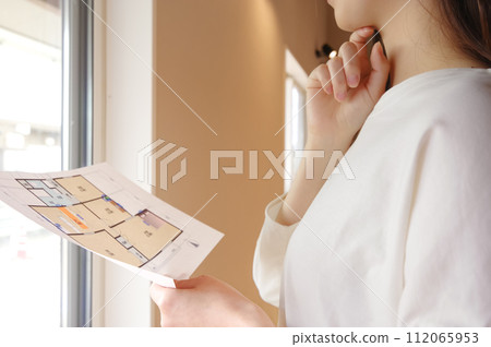 一位女士正在看樣板間 112065953