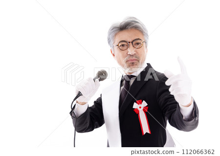 白髮競選候選人在街頭演講 112066362