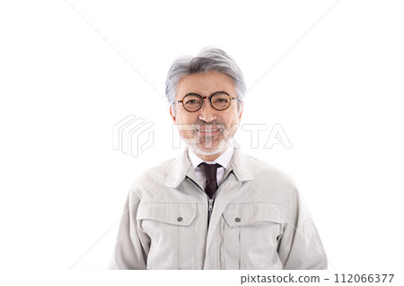穿著工作服的白髮商人 112066377