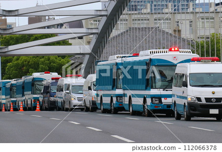 出動警車進行大規模安保(待命) 出動警車進行大規模安保(待命) 112066378