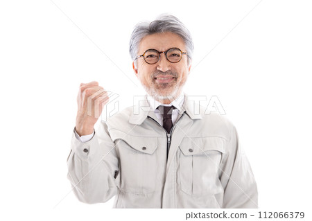 穿著工作服的商人做拳頭泵 112066379