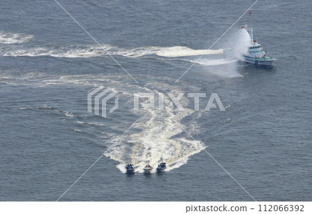 日本海上保安廳進行可疑船舶夾擊訓練(從高樓俯瞰) 日本海上保安廳進行可疑船舶夾擊訓練(從高樓俯瞰) 112066392