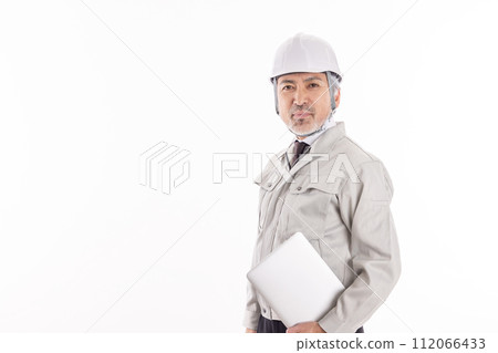 穿著工作服、帶著筆記型電腦的商人 112066433