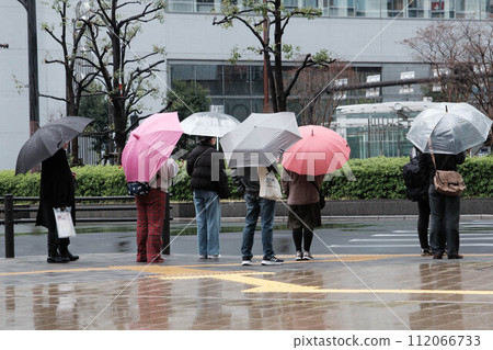 雨中撐著遮陽傘在人行道等待紅綠燈的人們 112066733