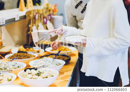 夫婦在自助餐廳選擇食物 112066803