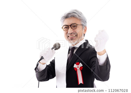 白髮競選候選人在街頭演講 112067028