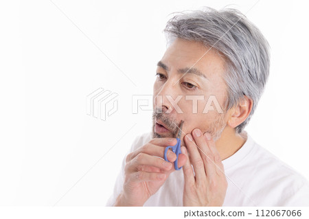 Beauty image of middle-aged men Beauty image of middle-aged men 112067066