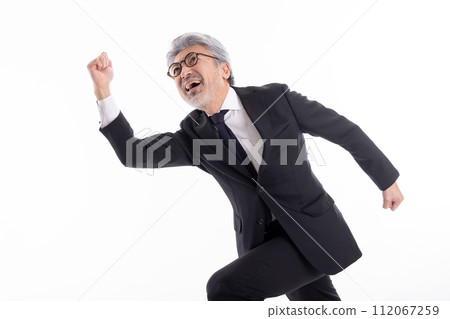 一位白髮商人站在逆風中 112067259