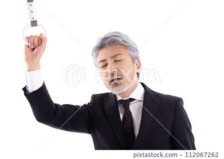 一名商人握著皮帶睡著了 112067262