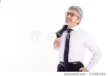 肩上扛著西裝外套的白髮商人 112067264