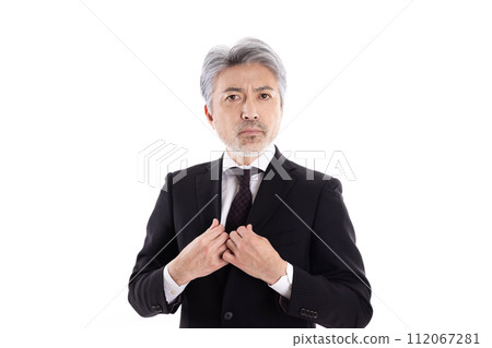 白髮商人拉直衣領 112067281